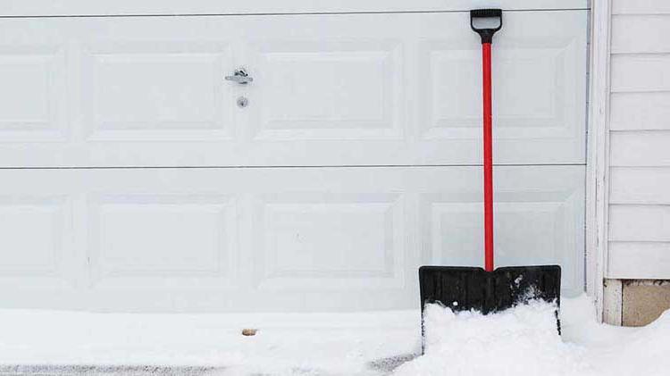 雪铲旁边的车库门.