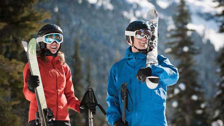 一对夫妇穿戴整齐准备滑雪.