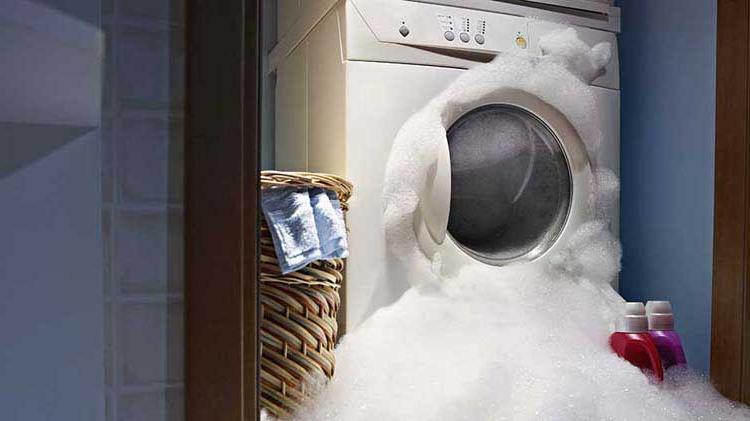 洗衣房里的洗衣机溢出水了.